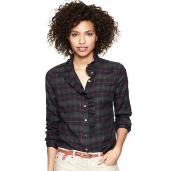 GAP Tops - Gap The Fitted Boyfriend Plaid Button Down Shirt